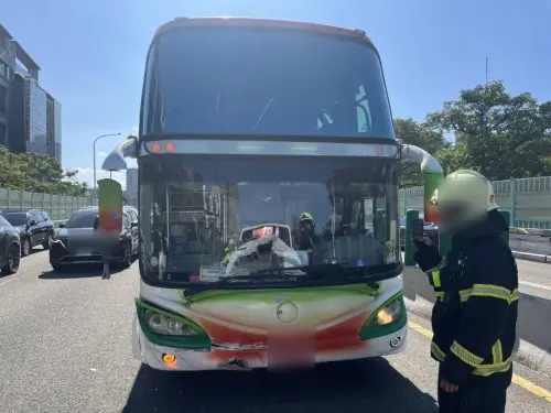 ▲建國高架驚傳救護車追撞。（圖／翻攝畫面）