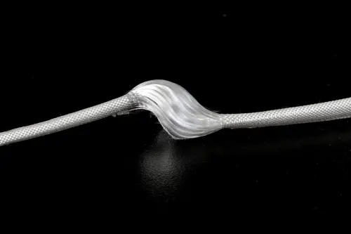 ▲工研院攜手新光合成纖維、合碩生技及紡織所跨域開發出「仿生韌帶支架」，以仿生結構與高分子材料打造出兼具固定強度與提升修復的醫材，幫助斷裂的韌帶更快癒合、穩定恢復，對於長者因創傷而韌帶受損或斷裂，都能藉此快速恢復自在行動力。（圖／工研院提供）