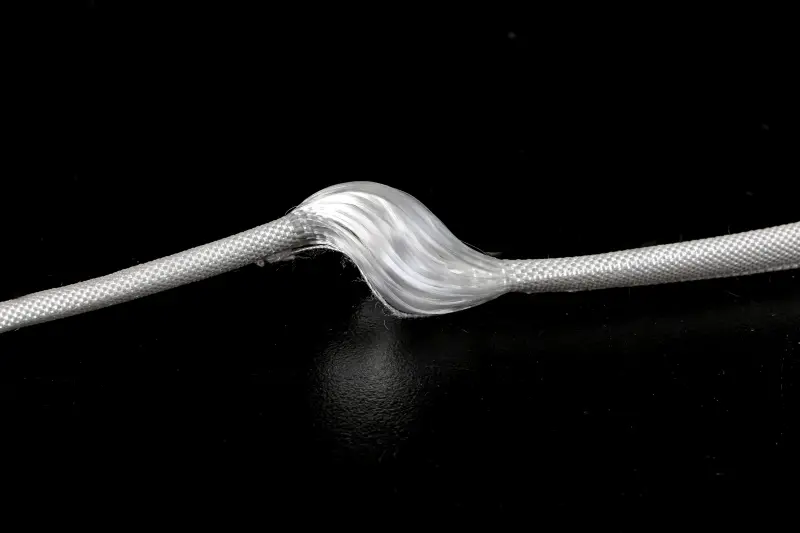 ▲工研院攜手新光合成纖維、合碩生技及紡織所跨域開發出「仿生韌帶支架」,以仿生結構與高分子材料打造出兼具固定強度與提升修復的醫材,幫助斷裂的韌帶更快癒合、穩定恢復,對於長者因創傷而韌帶受損或斷裂,都能藉此快速恢復自在行動力。(圖/工研院提供)