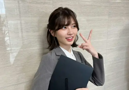 ▲荒木佐保里因「OL系列照」而在全球爆紅，今年29歲的她其實曾是女偶像，目前則是演員、模特兒。（圖／X@kawausosuki0513）