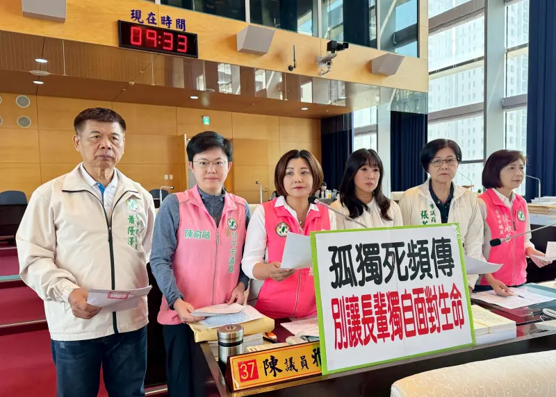 ▲議員共同指出，長者在家倒臥多日才被發現，反映台中高齡照護網、訪視制度與預警系統全面落後(圖／柳榮俊攝2025.11.24)