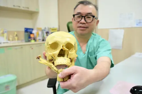 建築工5公尺高墜落！臉骨全碎「腫得像氣球」　醫1招重建
