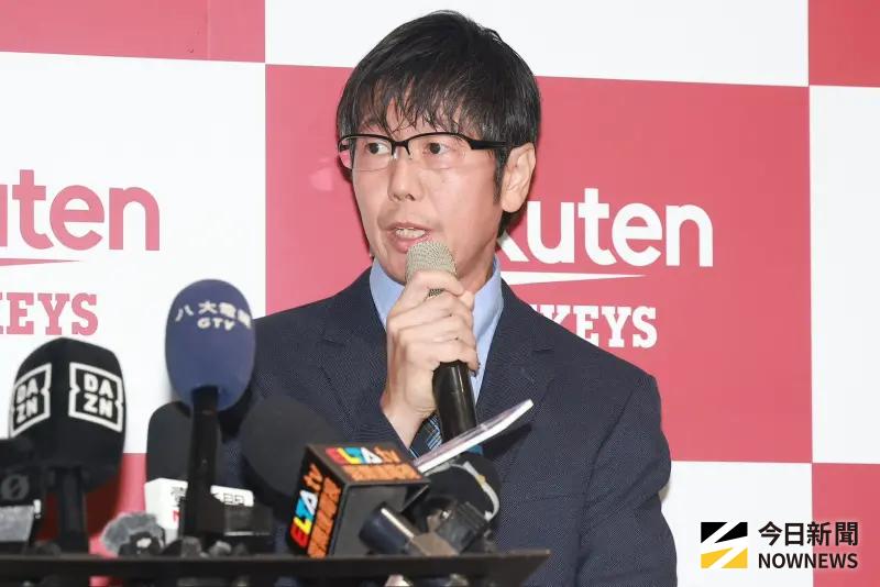▲今（24）日樂天總部高層罕見現身聯盟辦公室召開記者會，吸引超過50位電子和平面記者到場，宣布由樂天金鷲隊社長森井誠之即日起暫代桃猿執行長，樂天集團亞太區執行長葛城崇也正式否認外界盛傳的「球團可能轉賣」傳聞。（圖／記者葉政勳攝）