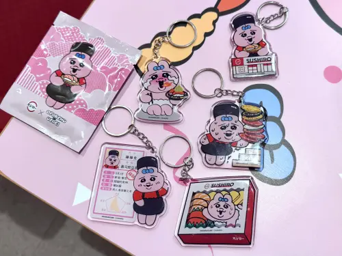 ▲壽司郎《褲褲兔》盲袋壓克力鑰匙圈共有5款，約手掌心大小尺寸，點「粉紅派對拼盤」就免費送，感覺很超值。（圖／記者蕭涵云攝）