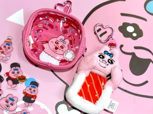 ▲左起：壽司郎《褲褲兔》褲褲兔小物包、褲褲兔絨毛卡套夾。（圖／記者蕭涵云攝）