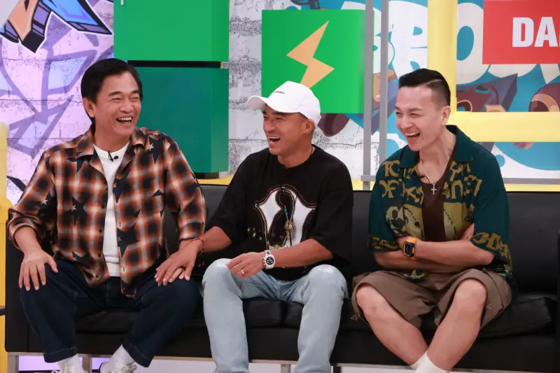 ▲吳宗憲（左1）爆料「咻比嘟華」小馬、小鐘和劉耕宏當年同時追王婉霏，有次小馬打電話給王婉霏，結果是劉耕宏接起來。（圖／中天綜合台提供）