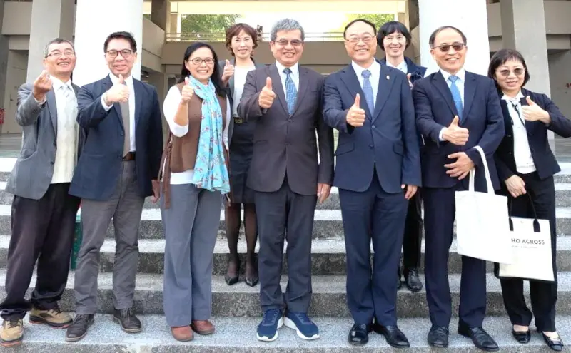 ▲台灣港務公司董事長周永暉(右3)拜會高雄科技大學校長楊慶煜(中)洽談產學合作，期推動智慧永續港口與人才合作事宜。(圖／台灣港務公司提供)