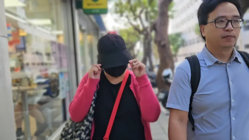    ▲女老師沒回答記者問題，身旁律師代答二審仍做無罪答辯。（圖／記者劉松霖攝）  