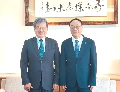 ▲台灣港務公司董事長周永暉(右)拜會高雄科技大學校長楊慶煜(左)洽談產學合作，雙方互動熱絡。(圖／台灣港務公司提供)