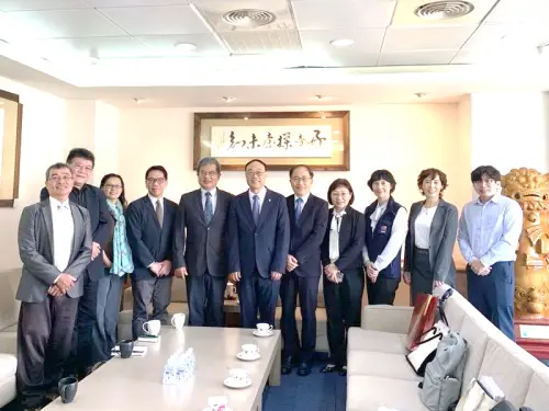 ▲台灣港務公司董事長周永暉(中)率相關幕僚團隊到高雄科技大學洽談產學合作，期推動智慧永續港口與人才合作事宜。(圖／台灣港務公司提供)