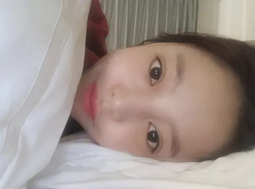 ▲具荷拉生前在社群上傳了躺在床上的自拍照，並寫下「晚安」後離世。（圖／＠koohara__ IG）