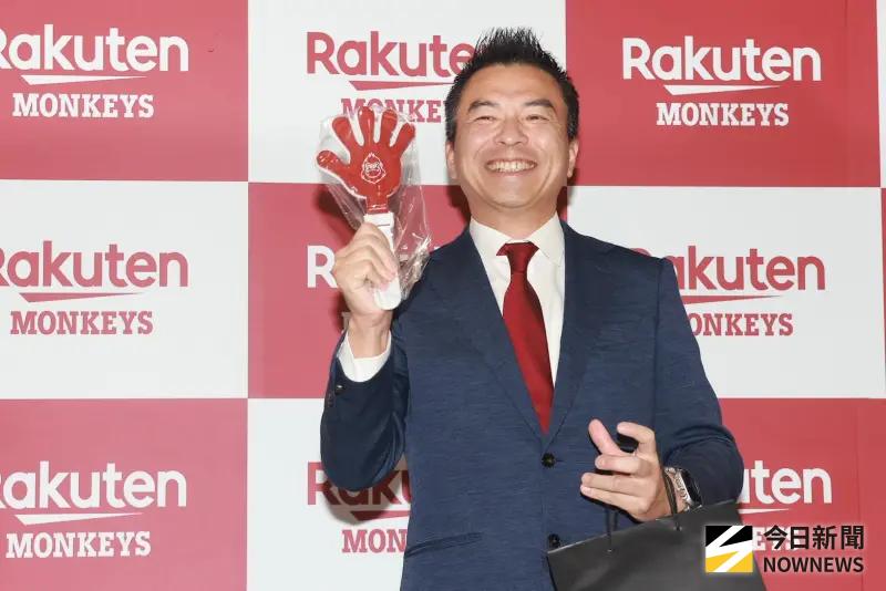 ▲中華職棒冠軍球隊樂天桃猿季後爆出伙食、宿舍和換帥爭議，樂天集團兩高層森井誠和葛城崇今（24）日親臨中華職棒聯盟召開記者會正面回應，會上也送上媒體禮物。（圖／記者葉政勳攝）