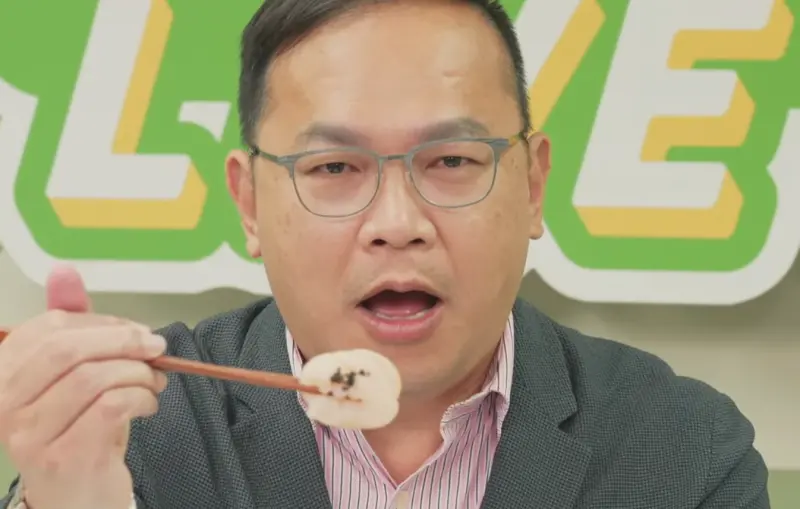 ▲民進黨立委王義川在直播中大吃壽司挺日本。（圖／截自《午青LIVE》YouTube頻道）