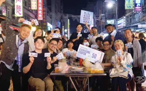 ▲經發局提醒，歌迷朋友目前持有的各款商圈夜市優惠券，使用期限皆至明年2月28日，歡迎大家日後再來高雄快樂追星，把整座城市玩透透！(圖／高市府提供)