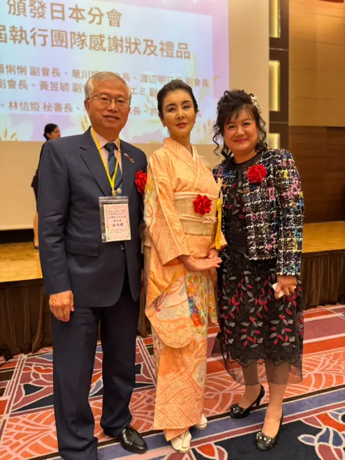 ▲林能蕾總會長（右）-出席世華日本分會交接典禮與蔡明耀副代表（左）石井苗子參議員（中）合影。（圖／世界華人工商婦女企管協會提供）