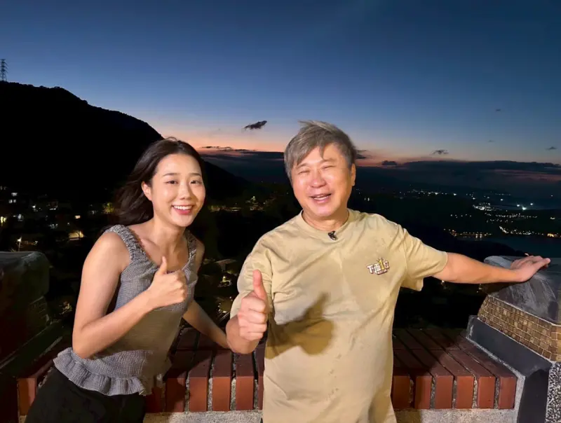 ▲胡瓜（右）找來百萬YouTuber金針菇（左）來節目，聽聞她的阿嬤是流量密碼，一支訪北韓好友的影片觀看破400萬，不禁瞪大眼睛。（圖／下面一位提供）