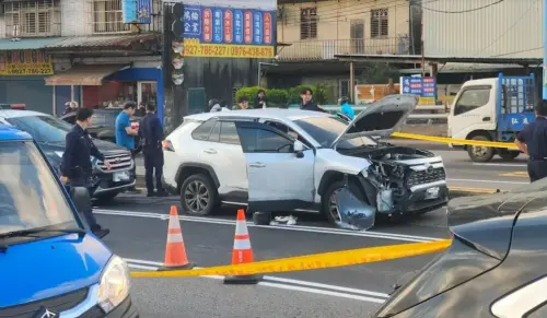 桃園20餘警追逐抓毒犯、2員警受傷　街頭開7槍嫌犯中彈畫面曝！
