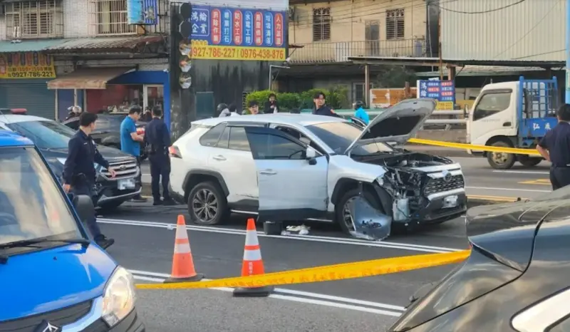 ▲桃園區三民路發生一起拒檢案件，一名女子駕駛自小客車攔查未停，並衝撞警車。（圖／翻攝畫面）