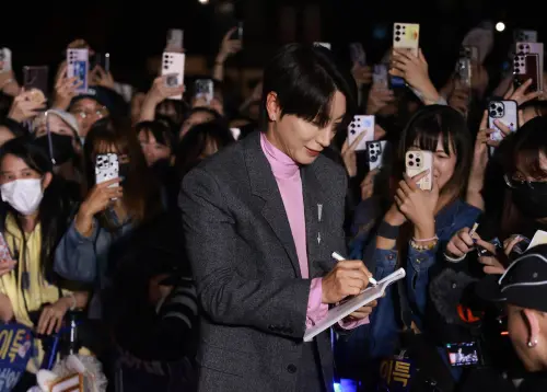 ▲利特（中）為星光大道紅毯旁的粉絲簽名。（圖／記者葉政勳攝）