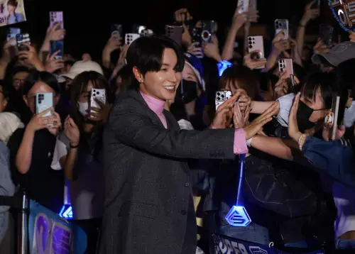 ▲利特（中）與紅毯旁的粉絲擊掌，近距離互動。（圖／記者葉政勳攝）