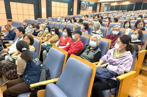 ▲交通部公路局高雄市區監理所舉辦醫師出任務─高齡換照講座活動，有高齡長輩與會。(圖／高雄市區監理所提供)