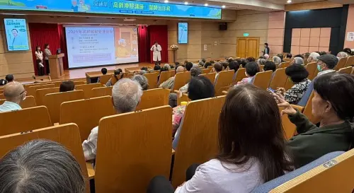 ▲交通部公路局高雄市區監理所舉辦醫師出任務─高齡換照講座活動，由醫師講解高齡身體機能退化與交通安全的關係。(圖／高雄市區監理所提供)