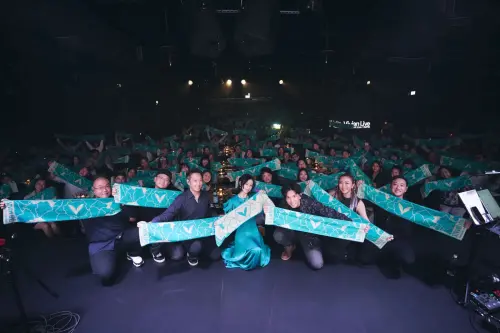 ▲徐若瑄準備「翅膀V」Logo毛巾，粉絲紛紛舉起毛巾，跟著揮舞。（圖／索尼音樂、Billboard Live TAIPEI提供）