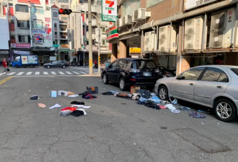 ▲高雄2名同居女子爭吵，竟從公寓5樓丟出大量物品，散落滿地以外，也砸中停在路邊的車輛。（圖／翻攝畫面）