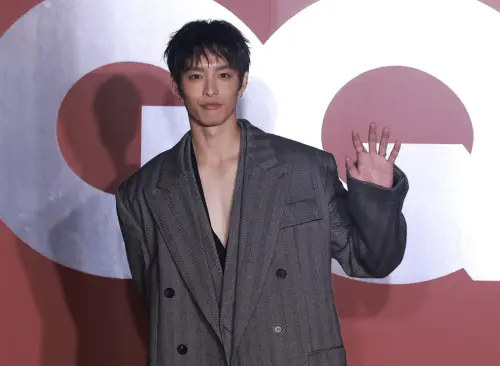 ▲曹佑寧的深V服裝很吸睛，強調裡面還是有穿。（圖／記者葉政勳攝）