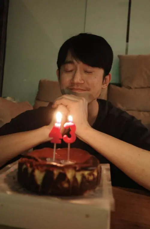 ▲43歲吳慷仁悄悄返台！發女友視角慶生照　感性曝人生第一順位。（圖／翻攝自臉書 吳慷仁）