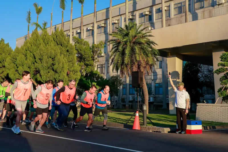 ▲「將官盃」體能戰技賽,由陸軍司令呂坤修上將(右一)鳴槍揭開序幕。(圖/陸軍司令部提供)