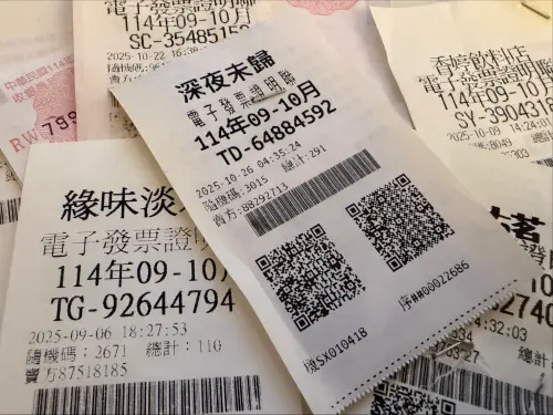 ▲韓國網紅秀鎬讚嘆台灣發票不僅可以對獎還可以捐贈出去做善事，表示在韓國發票就跟廢紙一樣，引爆社群討論。（圖/記者張嘉哲攝）