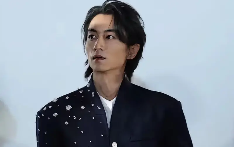 ▲陳曉（如圖）的新劇《大生意人》即將與前妻陳妍希的《狙擊蝴蝶》對打，近日陳曉搶先出席活動，但竟整個人暴瘦，讓粉絲驚呼：「變皮包骨」。（圖／微博@娛笨笨）