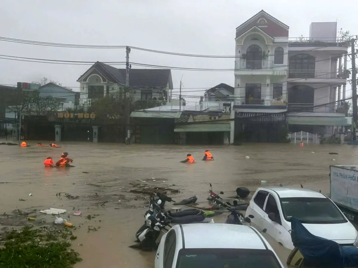 逾107億元虧損！越南淹水讓出口貨物被泡壞 街區滿目瘡痍