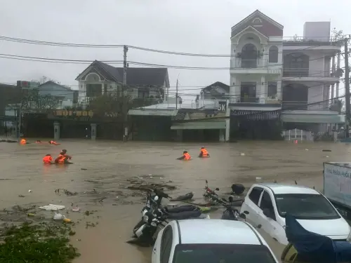 ▲越南中部極端降雨突破以往紀錄，累積雨量超過1900毫米，帶來的災損估計逾3億4千萬美元、約新台幣107億元。（圖／美聯社／達志影像）