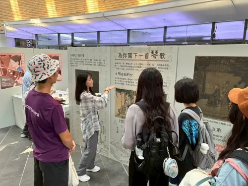 ▲第5屆故宮校園大使於清華大學推出「四藝裡尋她」微型展。（圖／故宮提供）