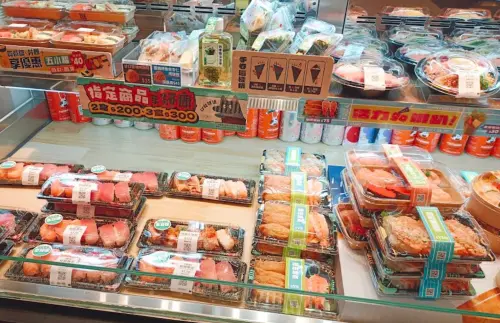 ▲爭鮮外帶現在改以餐盒與或丼飯商品販售，目前已看不見10元壽司在檯面上。（圖／Google評價）