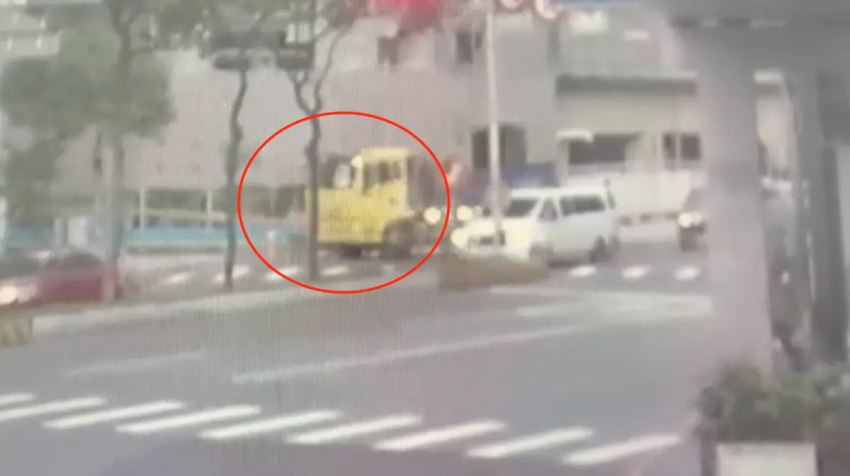 驚險瞬間曝光了！中和婦騎腳踏車「被捲進砂石車底」全身骨折送醫