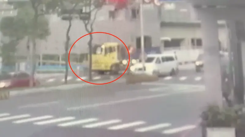 驚險瞬間曝光了！中和婦騎腳踏車「被捲進砂石車底」全身骨折送醫