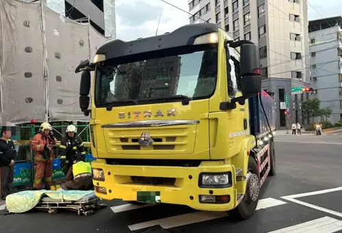 ▲中和車禍砂石車撞單車婦。（圖／翻攝畫面）