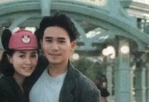 劉嘉玲、梁朝偉36年前遊迪士尼！戴米奇帽超萌　粉絲誇真正的愛情
