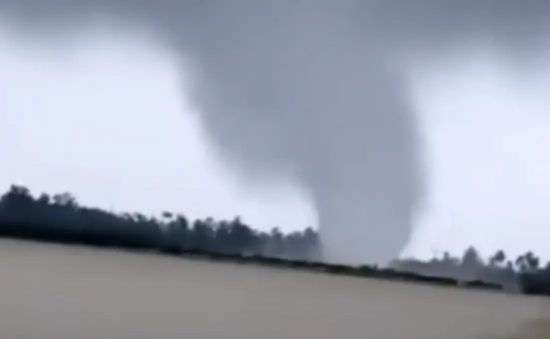 ▲龍捲風發生於24日下午約4點20分，當地居民拍下當時的景象並上傳至社群平台，顯示強風吹襲期間村莊附近天空急速旋轉，隨後席捲地面建物。（圖／翻攝自影片） 