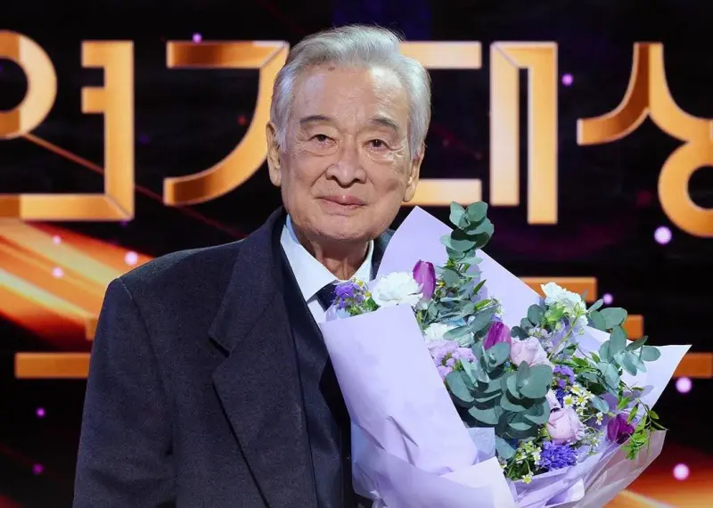 ▲李順載在今（25）日凌晨過世，享耆壽91歲。李順載生前曾演出過綜藝節目《花漾爺爺》，展現私下真實性格，深受粉絲喜愛。而出道70多年、作品多達140部的他，幾乎半個演藝圈都演過他孩子，曹政奭、宋承憲等知名藝人都在內。（圖／翻攝自KBS）