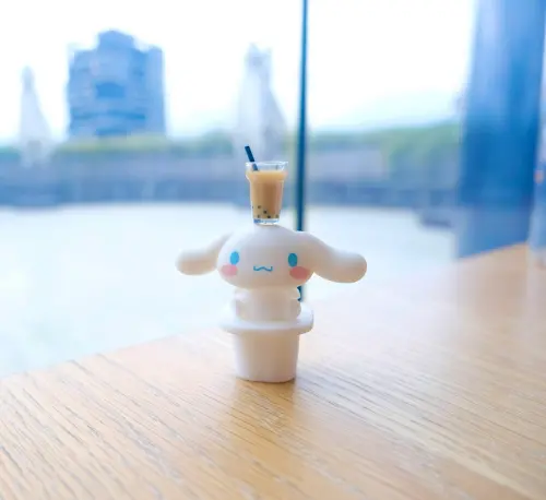 ▲大耳狗喜拿公仔杯塞還可拿下自由玩耍（珍奶為拍攝道具）。（圖／CoCo都可cocofreshtea.ca）