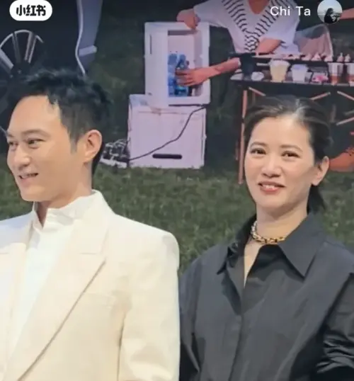 ▲54歲袁詠儀（右）和同齡的老公張智霖（左）一起出席廣州車展，結果被網友稱「老態畢現」，並且比老公看起來老更多。（圖／摘自小紅書）