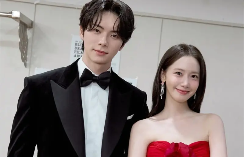 ▲潤娥（右）日前出席青龍獎，驚喜與擔任頒獎人的李彩玟（左）在後台合體，超甜合照讓《暴君的廚師》CP粉激動喊：「好有穿越感」。（圖／潤娥IG@yoona__lim）