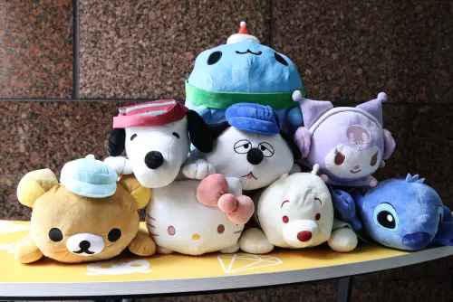 ▲7-11聖誕節福袋，雙材質法蘭絨/羊羔絨暖暖被+立體造型布偶面紙套。（圖／記者朱永強攝）