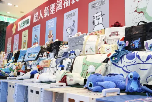▲7-11聖誕節福袋，雙材質法蘭絨/羊羔絨暖暖被+立體造型布偶面紙套。（圖／記者朱永強攝）