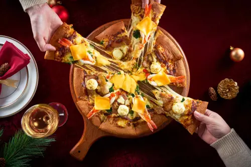 ▲必勝客回歸海陸口味「嫩牛大蝦起司披薩」半價優惠。（圖／必勝客pizzahut.com.tw）