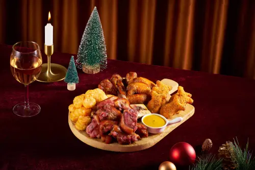 ▲必勝客首度推出「德國豬腳海陸盛宴拼盤」單點599元，另有拼盤升級加購價170元優惠。（圖／必勝客pizzahut.com.tw）